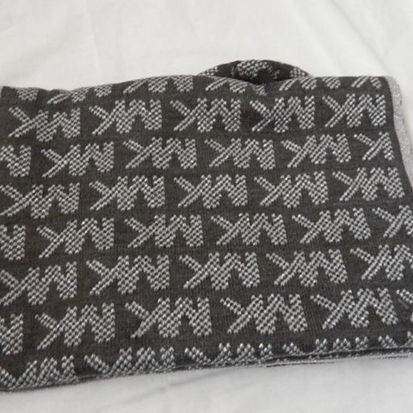 MICHAEL KORS Signature Knit Scarf and Beanie Set - Picture 2 of 2